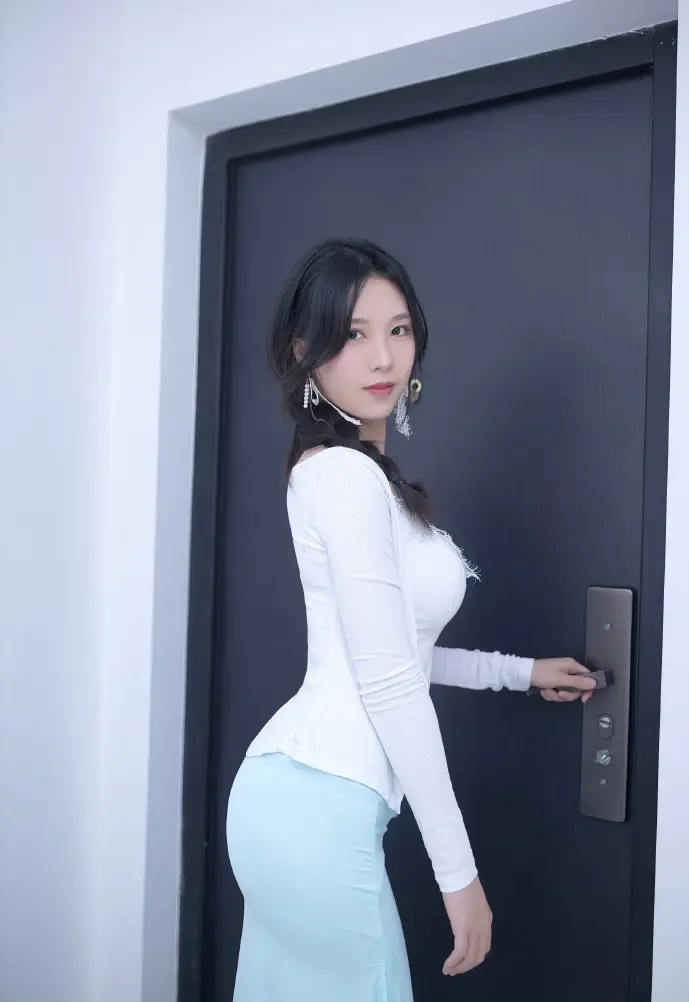 纹身女性在工作室创作数字艺术